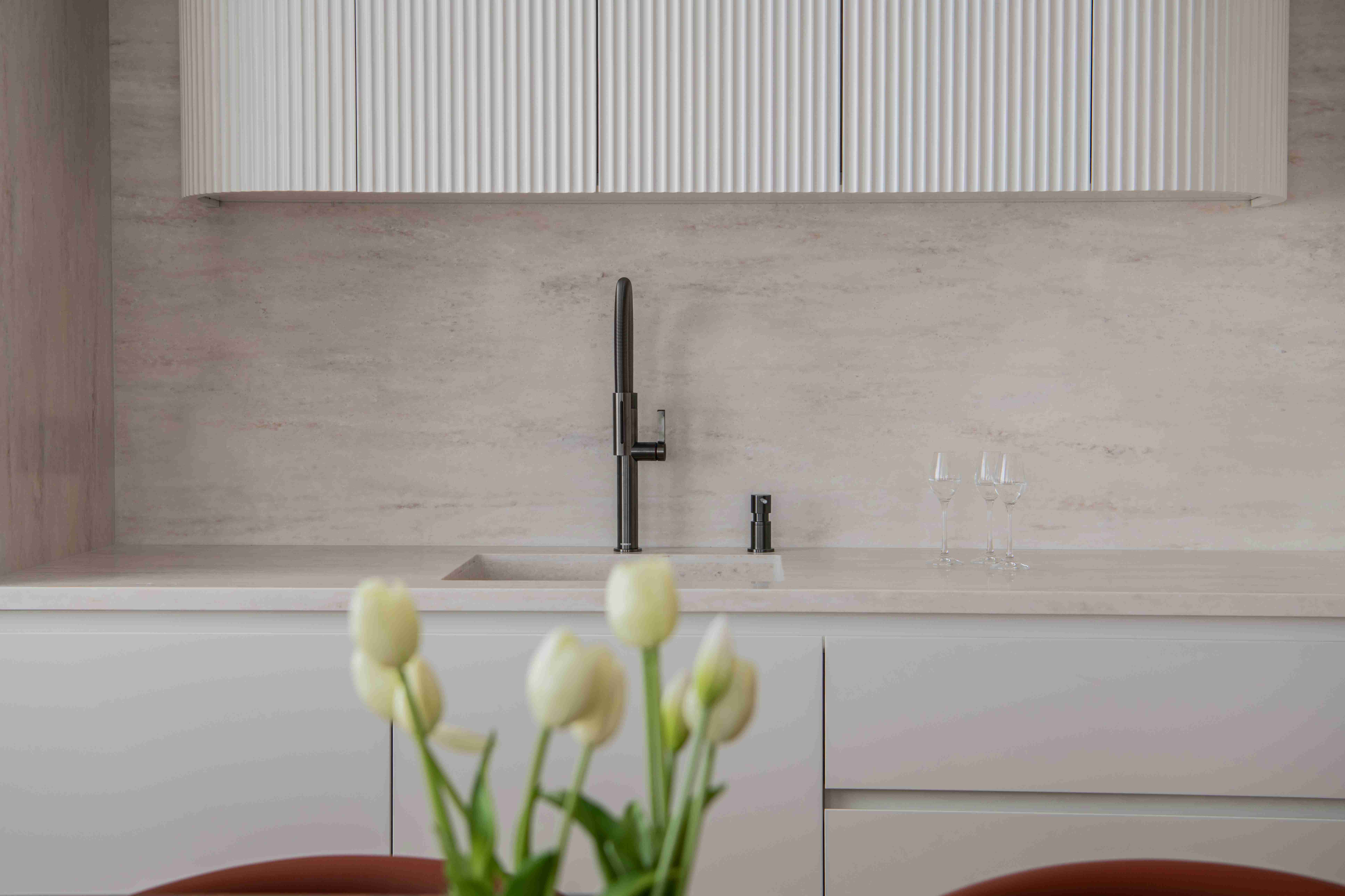 Apartamento Novi Sad — Vista general con isla HIMACS Aurora Linen Cream